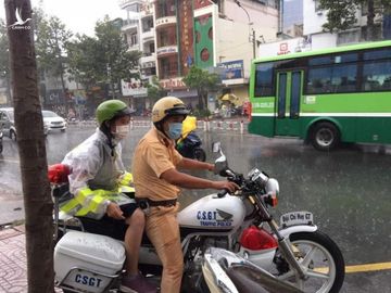 Nhường áo mưa cho thí sinh, chiến sĩ CSGT nhớ thời mình đi học - Ảnh 1.