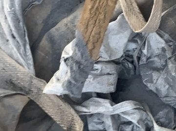 Hàng chục tấn chất thải lạ được chở từ Ninh Bình đổ vào Thanh Hoá - 3