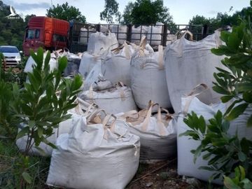 Hàng chục tấn chất thải lạ được chở từ Ninh Bình đổ vào Thanh Hoá - 1