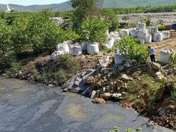 Hàng chục tấn chất thải lạ được chở từ Ninh Bình đổ vào Thanh Hoá - 2