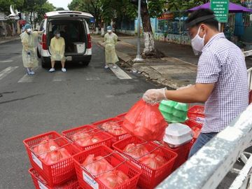 Đà Nẵng lên kế hoạch tiếp ứng thực phẩm nếu thực hiện cách ly tại nhà (Trong ảnh: Tiếp ứng thực phẩm cho khu phong tỏa xung quanh 3 bệnh viện) /// Ảnh: Hoàng Sơn