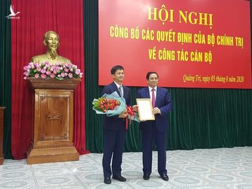 Ủy viên Bộ Chính trị, Bí thư T.Ư Đảng, Trưởng Ban Tổ chức T.Ư Phạm Minh Chính (bìa phải) trao quyết định cho ông Lê Quang Tùng /// ẢNH: THANH LỘC