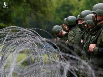 Biểu tình lớn ở thủ đô Belarus đòi Tổng thống Lukashenko từ chức, cảnh sát dày đặc - Ảnh 2.