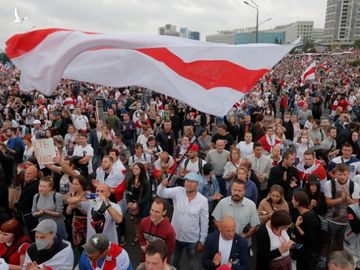 Biểu tình lớn ở thủ đô Belarus đòi Tổng thống Lukashenko từ chức, cảnh sát dày đặc - Ảnh 1.