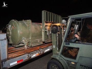 Sân bay Mỹ sơ tán khẩn khi phát hiện tên lửa bên trong container hàng - ảnh 2