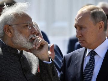 Tổng thống Nga Vladimir Putin (phải) và Thủ tướng Ấn Độ Narendra Modi (trái). Ảnh: AP