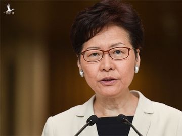Trưởng đặc khu hành chính Hong Kong Carrie Lam trong một buổi họp báo, tháng 12/2019. Ảnh: AFP.