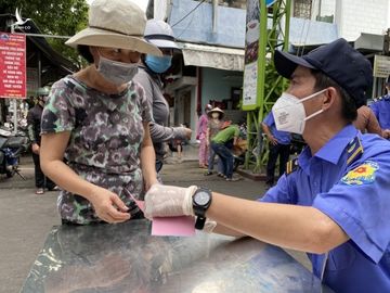 Chùm ảnh: Ngày đầu Đà Nẵng thực hiện đi chợ bằng phiếu ngày chẵn lẻ - Ảnh 4.