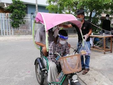 Quầy hàng đặc biệt ở Đà Nẵng: Bán bằng tấm lòng, mua bằng nụ cười