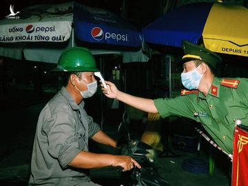 Công an ăn vội ổ bánh mì, trắng đêm chống dịch ở điểm nóng - Ảnh 10.