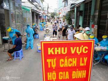 Khu vực dân cư ở Kiệt đường Lê Hữu Trác thông với đường Nguyễn Duy Hiệu được lấy mẫu xét nghiệm chiều 3/8. Ảnh: Nguyễn Đông.