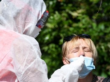 Nhân viên y tế lấy mẫu xét nghiệm Covid-19 cho một phụ nữ ở Zagreb, Croatia hôm 17/8. Ảnh: AFP.