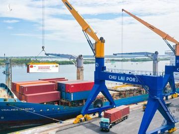 Container xe Kia Soluto được đưa lên tàu chuẩn bị xuất khẩu sang Myanmar