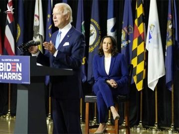 Đối thủ ông Trump nhận 'mưa tiền' sau quyết định lịch sử chọn 'phó tướng'