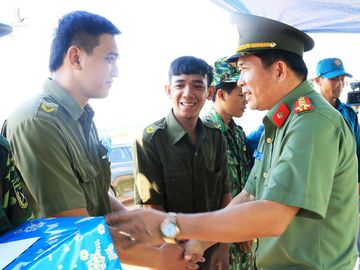 Đại tá Đinh Văn Nơi, Giám đốc Công an tỉnh An Giang, trực tiếp đi thăm hỏi, động viên CBCS đang đóng chốt trên tuyến biên giới.