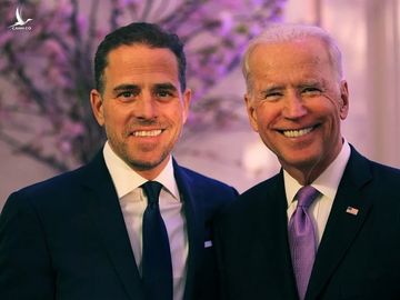 Hunter Biden (trái) và Joe Biden trong một lễ trao giải tại Mỹ năm 2016. Ảnh: World Food Program USA.