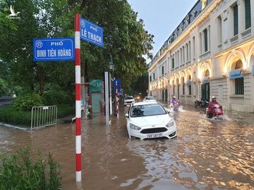 Ngập úng ở phố Đinh Tiên Hoàng ven bờ hồ Hoàn Kiếm chiều 17.8 ẢNH: LÊ QUÂN