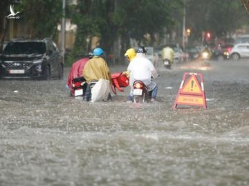 Ngã tư Bà Triệu - Quang Trung (Q.Hoàn Kiếm, Hà Nội) ngập sâu trong trận mưa cuối giờ chiều nay /// Ảnh Ngọc Thắng