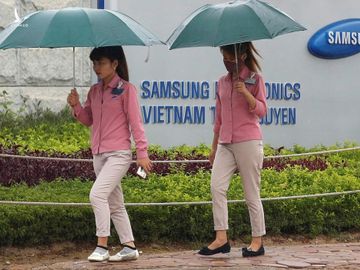 Công nhân đi ngang qua cổng nhà máy Samsung ở Thái Nguyên vào tháng 10/2016. Ảnh: Reuters