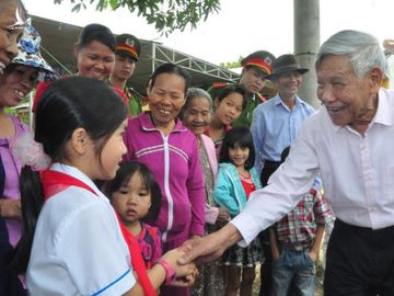 Nguyên Tổng Bí thư Lê Khả Phiêu được coi là ân nhân của hai ngôi làng ở miền Trung - Ảnh 1.