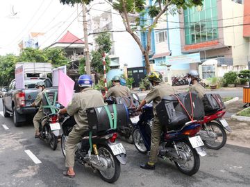 Ngày thứ 2 bắt buộc đeo khẩu trang: Nhiều người chấp hành tốt - Ảnh 2.