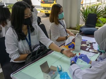 Người dân lấy mẫu xét nghiệm tại tỉnh Tây Java, Indonesia, hôm 14/8. Ảnh: AFP.