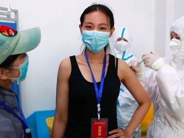 Tình nguyện viên tiêm thử vaccine tại Trung Quốc. Ảnh: DPA.