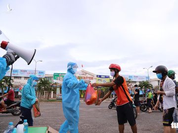 Trong tâm dịch, người Đà Nẵng sẻ chia với đồng bào Cơ Tu đang gặp khó - Ảnh 3.