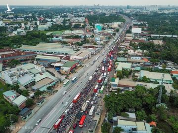 Kẹt xe trên quốc lộ 1A, đoạn qua huyện Bình Chánh, TP HCM trong ngày 2/9/2019. Ảnh: Quỳnh Trần.