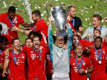 Thủ môn Manuel Neuer lần thứ hai nâng Cup vô địch Champions League cùng Bayern, sau năm 2013. Ảnh: AP