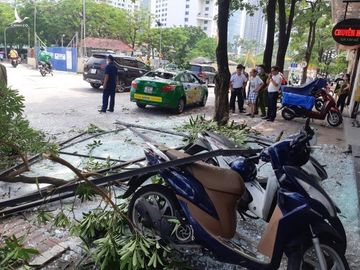 Nổ như bom cạnh ngân hàng trên phố Hà Nội, nhiều người hoảng loạn - 2