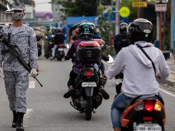 Binh sĩ Philippines tuần tra khu vực bị phong tỏa vì Covid-19 ở Manila hôm 5/8. Ảnh: Reuters.