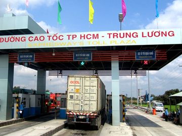 Thu phí trên cao tốc TP HCM - Trung Lương. Ảnh: Hữu Công.