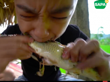 Người thanh niên gặm con cá lớn còn sống /// Ảnh chụp màn hình