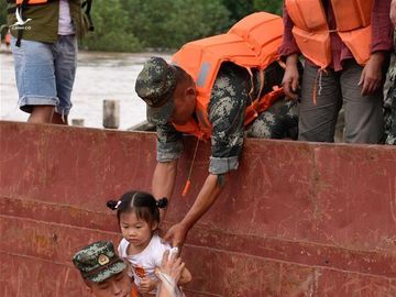 Tứ Xuyên cảnh báo lũ cao nhất, Lạc Sơn gần chìm trong biển nước