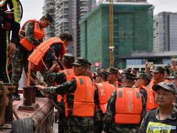 Tứ Xuyên cảnh báo lũ cao nhất, Lạc Sơn gần chìm trong biển nước