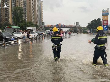 Mưa lũ khủng khiếp, Trung Quốc sơ tán hàng vạn dân