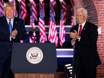 Tổng thống Mỹ Donald Trump (trái) và phó tướng Mike Pence tại Hội nghị Toàn quốc đảng Cộng hòa tổ chức ở Baltimore, bang Maryland, hôm 26/8. Ảnh: Reuters.