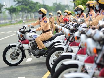 Bóng hồng luyện lái xe đặc chủng dẫn đoàn trước ngày ra mắt ở TP.HCM