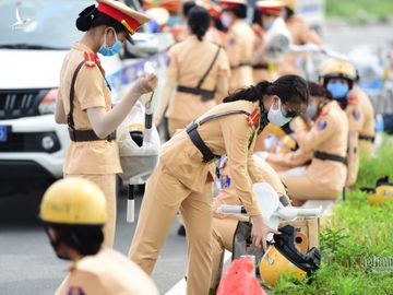 Bóng hồng luyện lái xe đặc chủng dẫn đoàn trước ngày ra mắt ở TP.HCM