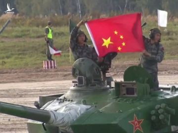Đội tăng Trung Quốc cầm cờ ngược trong màn mừng chiến thắng tại Army Games - 1