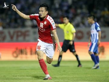 Huy Toàn mừng bàn gỡ hòa 2-2 cho TP HCM. Ảnh: Đức Đồng.