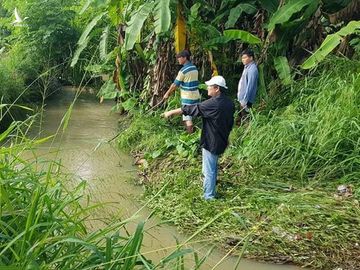 Hàng trăm người chui xuống cống tìm người phụ nữ bị nước cuốn ở Đồng Nai - Ảnh 5.