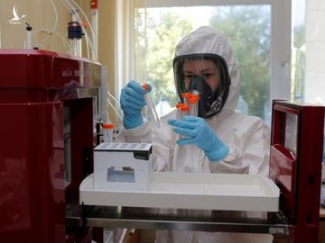 Vắc xin Covid-19 được bào chế tại Viện Gamaleya ở Nga /// Ảnh: Reuters