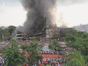 Hiện trường vụ nổ thánh đường Baitus Salat Jame hôm 5-9 ở TP Narayanganj, miền trung Bangladesh. Ảnh: AFP 