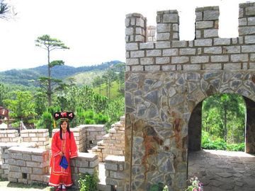 Vạn lý trường thành phiên bản Đà Lạt ở KDL Đồi mộng mơ. Vạn lý trường thành phiên bản Đà Lạt ở KDL Đồi mộng mơ.