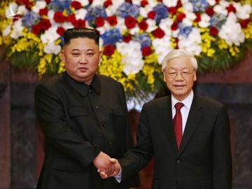 Tổng bí thư, Chủ tịch nước Nguyễn Phú Trọng bắt tay Chủ tịch Kim Jong-un tại Hà Nội ngày 1.3.2019 /// Ngọc Dương