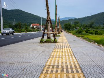 Can canh tuyen duong vao khu di tich Yen Tu anh 10