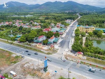 Can canh tuyen duong vao khu di tich Yen Tu anh 3