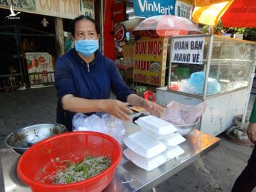 Đà Nẵng: Hàng quán đồng loạt mở cửa trong ngày đầu nới lỏng cách ly - 1